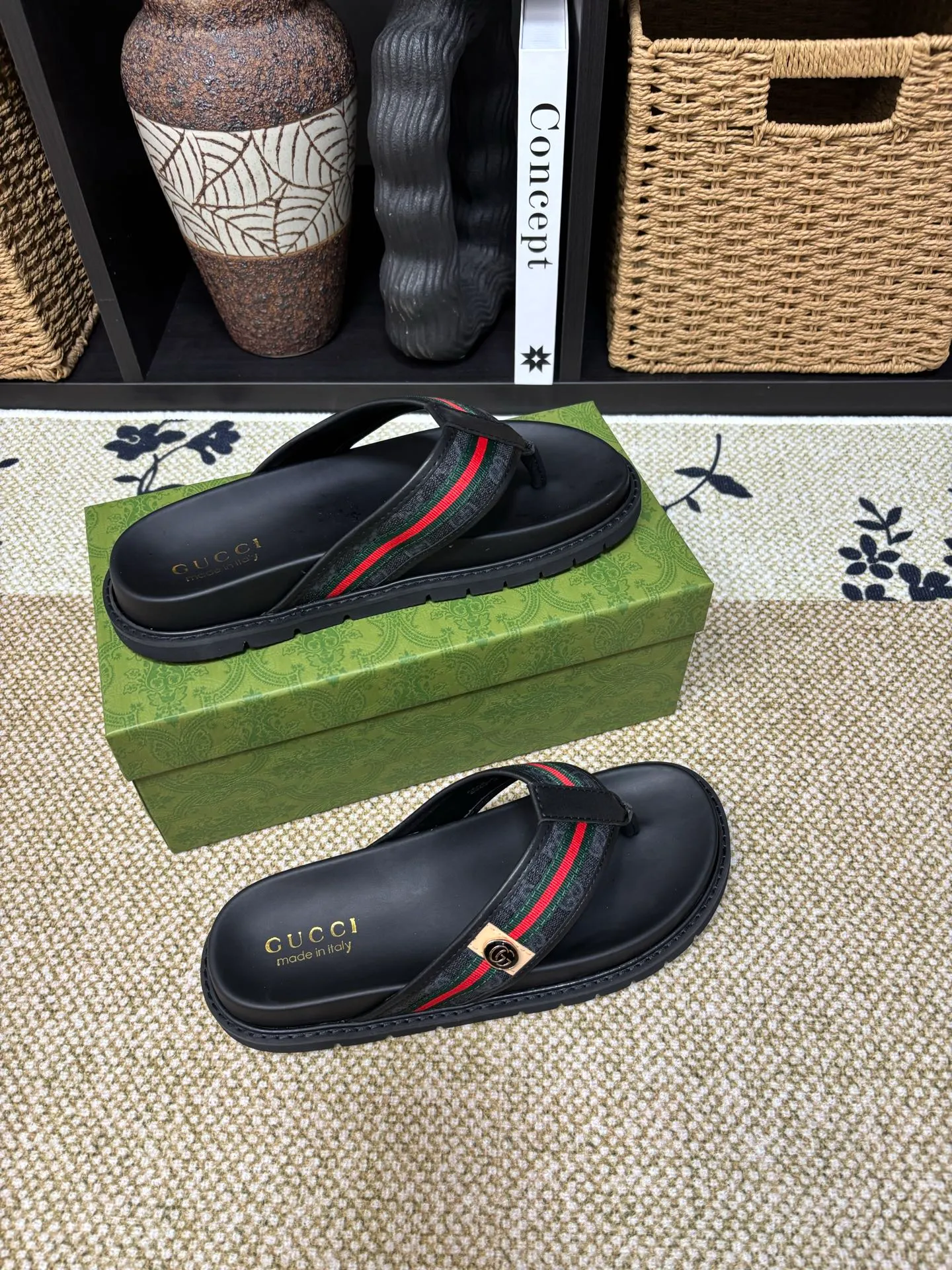 Factory 💰 300 yuan Gucci slippers] high-end men's shoes brand official website 1:1 latest masterpiece: original mold customization, the fabric is made of imported original materials, upgraded outsole, lighter and non-slip. The market's top quality, simple yet tasteful, a must-have for fashionistas, fashionable at your feet, full of confidence, the same style at the counter 👍The season of summer slippers is here. Code: 38-45 (45 customized)